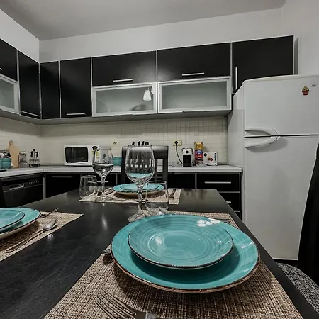 Blloku's Urban 2br-retreat: Steps From Bars, Cafes, And Shopping * Tirana
