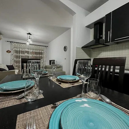Blloku's Urban 2br-retreat: Steps From Bars, Cafes, And Shopping Tirana