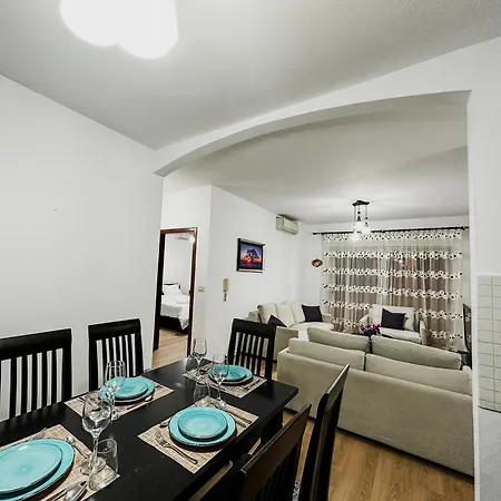 Blloku's Urban 2br-retreat: Steps From Bars, Cafes, And Shopping * Tirana