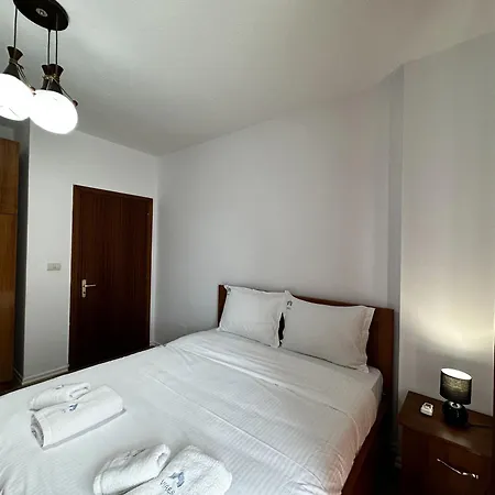 Blloku's Urban 2br-retreat: Steps From Bars, Cafes, And Shopping Apartment *