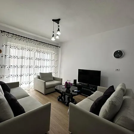 Blloku's Urban 2br-retreat: Steps From Bars, Cafes, And Shopping Apartment