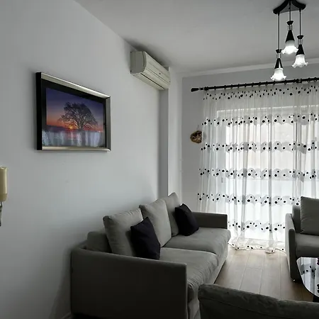 Blloku's Urban 2br-retreat: Steps From Bars, Cafes, And Shopping Tirana